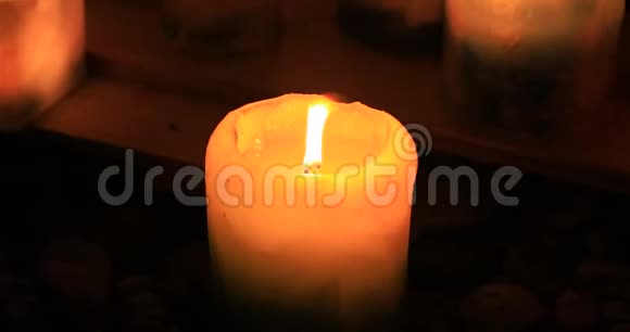 晚上燃点浪漫的蜡烛视频的预览图