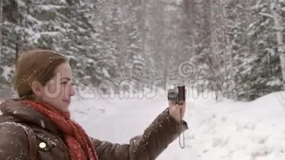 在雪地里自拍的女孩视频的预览图