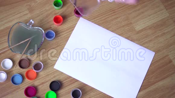 女孩用鲜艳的颜色在纸上画画笔视频的预览图