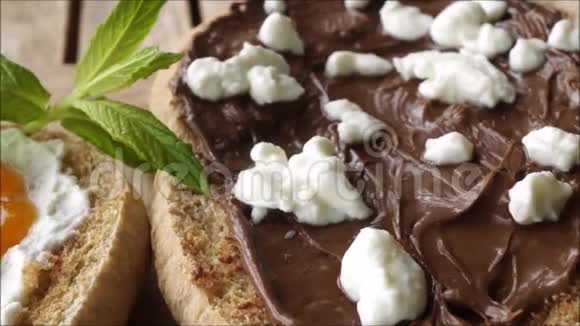 自制巧克力哈泽尔坚果草莓和杏果果酱与新鲜的绿色薄荷叶视频的预览图
