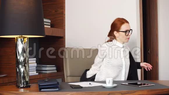 年轻的女商人在酒店房间里使用平板电脑视频的预览图