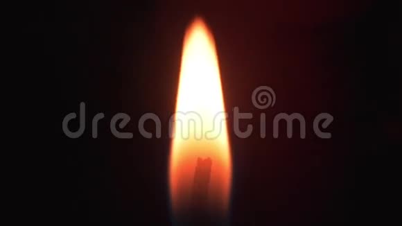 黑色背景上蜡烛的光滑火焰蜡烛的火焰视频的预览图