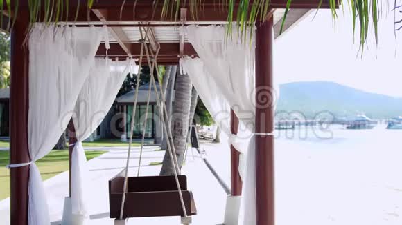 空白篷摆在棕榈树旁边的海滩上3840x2160视频的预览图