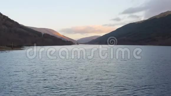 在洛蒙德湖和苏格兰的特罗斯克斯国家公园飞越洛奇沃勒视频的预览图