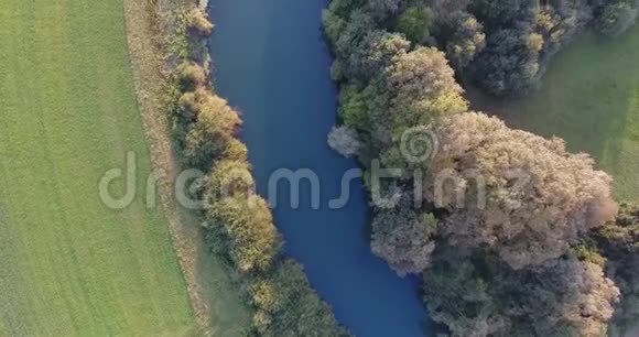 鸟瞰下面的河流周围有田野视频的预览图