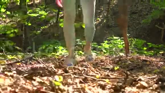 女徒步旅行者在树林里散步4Kstealam跟踪射击视频的预览图