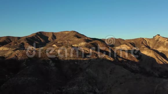 壮观的空中视频马里布溪州立公园加利福尼亚州日落无人机4K镜头视频的预览图
