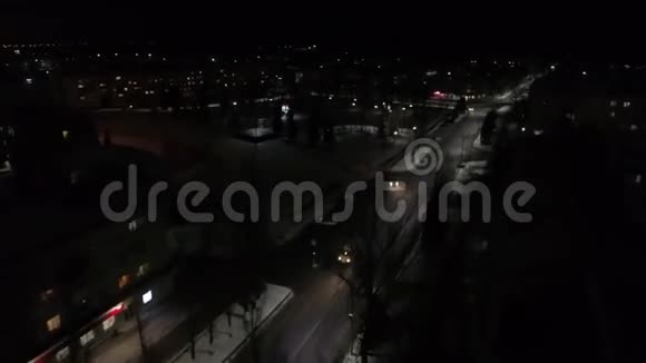 夜城的航拍俄罗斯冬季村摄影视频的预览图