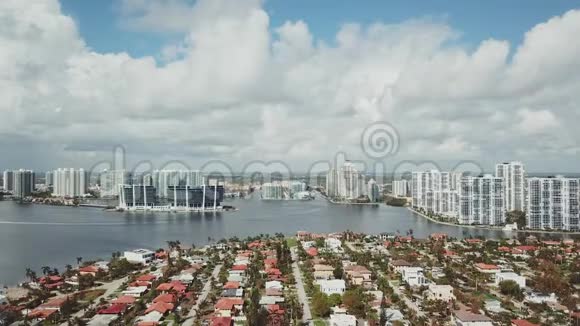 美丽的空中图片迷人的房子和城市景观与商业建筑在阳光明媚的isles海滩迈阿密视频的预览图