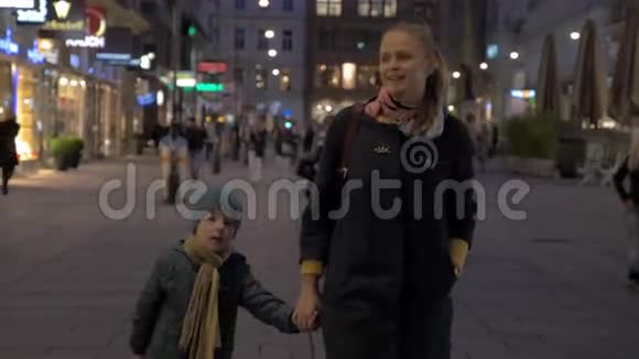 在奥地利维也纳商业街散步的母亲和儿童视频的预览图