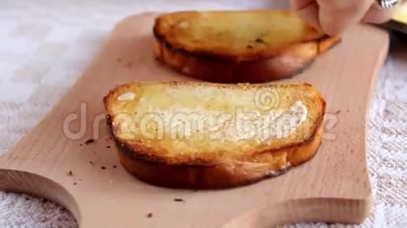面包上铺上黄油的烤面包视频的预览图