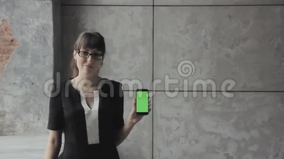 在手机上用绿色背景高清解释的女孩视频的预览图