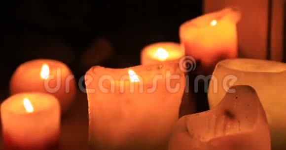 晚上燃点浪漫的蜡烛视频的预览图