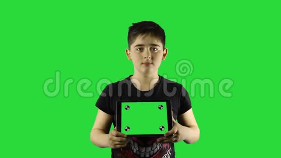 使用智能设备使用色度键的小男孩视频的预览图