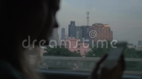 在泰国曼谷坐公车的有手机的女人视频的预览图