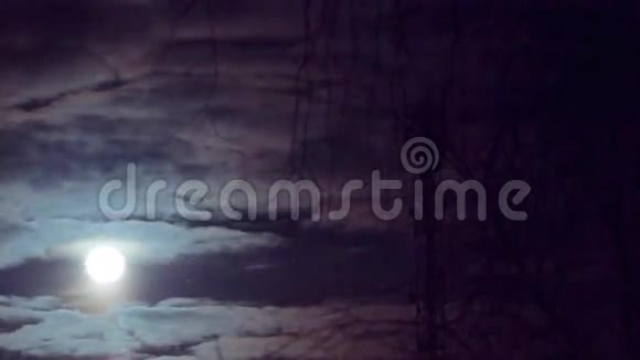 满月穿过多云的天空延时录像视频的预览图