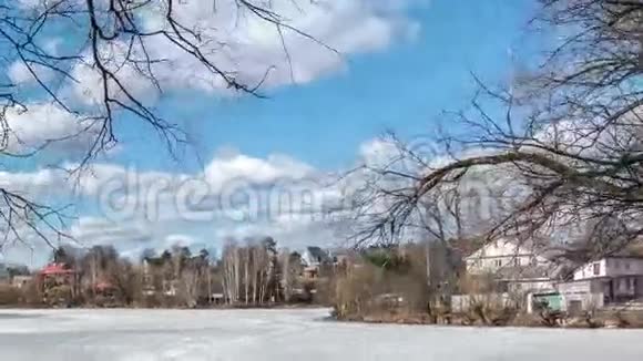 天空蓝天和云彩春天池塘在白天流逝视频的预览图