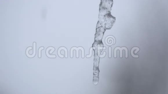 冰柱融化的特写镜头和水滴滴下时间胶囊视频的预览图
