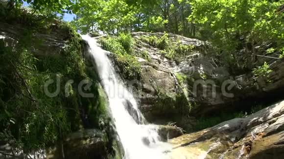 倾斜瀑布在马里塔索斯希腊视频的预览图