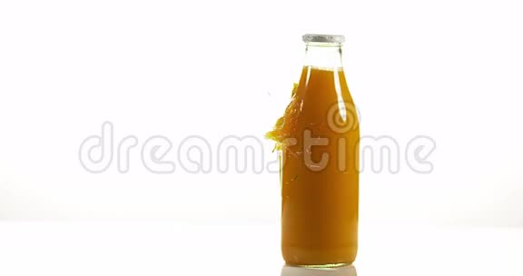 一瓶橙色的白色背景爆炸视频的预览图