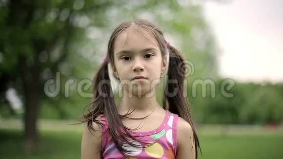 肖像小女孩生气了不同意在夏天的公园里哭慢动作视频的预览图