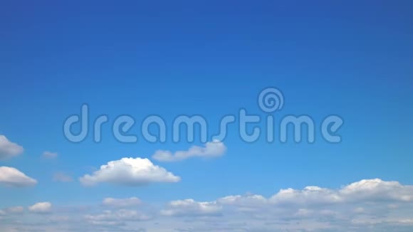 蓝天上的白色积云视频的预览图