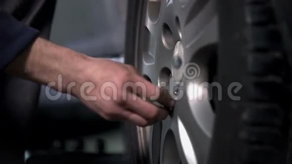 轮胎背面固定细节视频的预览图