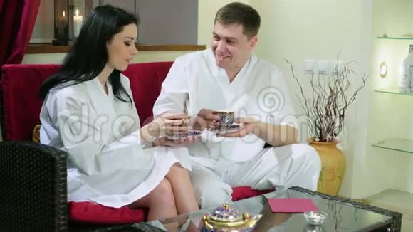 坐沙发喝茶的年轻男女视频的预览图