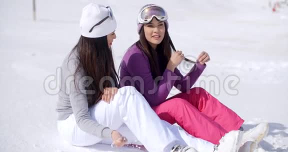 两个年轻的女性朋友在雪地里放松视频的预览图