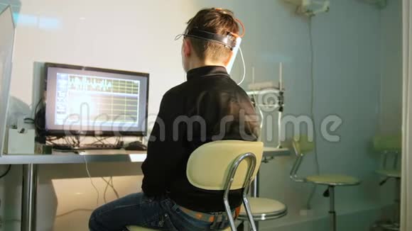 儿童用立体视频虚拟现实眼镜检查视力眼科诊所视频的预览图