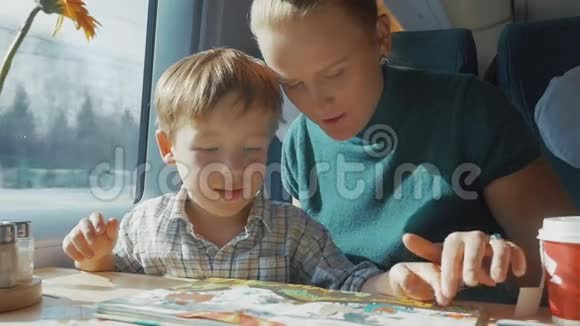 在火车上有儿童读物的母子视频的预览图