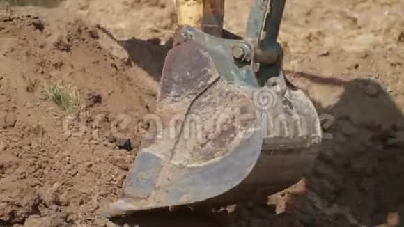 挖土机在堆土上的铲土和倾倒视频的预览图