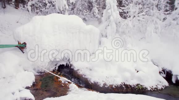 冬季背景下的温泉视频的预览图