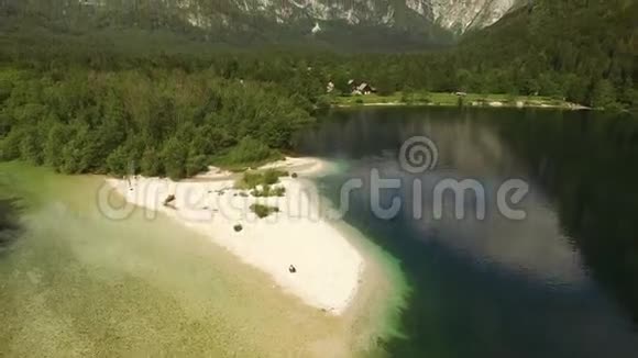 飞机无人驾驶飞机从斯洛文尼亚博欣吉美丽的山湖上空升起视频的预览图