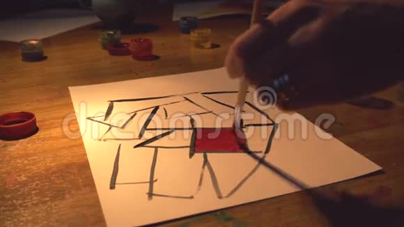 接近女孩艺术家创造一个插图与水彩颜料在木地板上视频的预览图