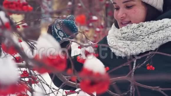 一个幸福的年轻女人的肖像她的雀斑靠近一座山灰视频的预览图