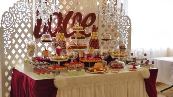 糖果棒红色玛萨拉桌子上有结婚蛋糕糖果糖果甜点爸爸视频的预览图