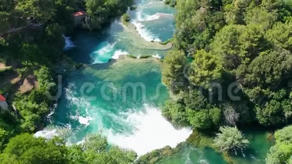 克罗地亚Krka国家公园瀑布上空的无人机空中录像视频的预览图