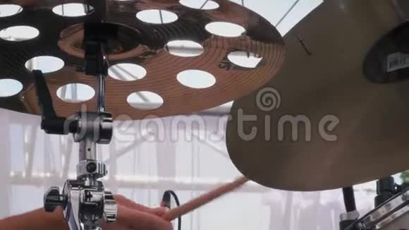 音乐家在节日的鼓上表演视频的预览图