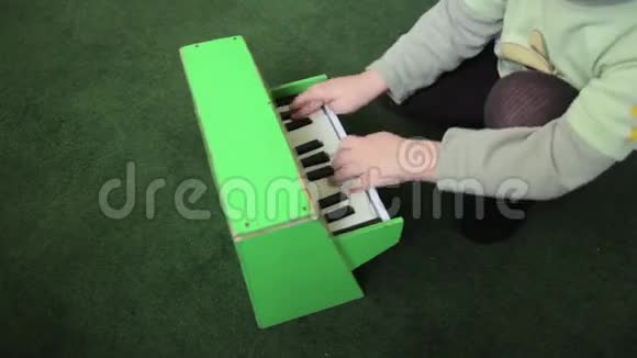 儿童钢琴演奏视频的预览图
