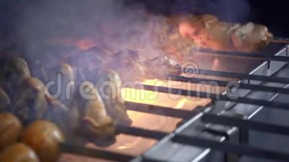 厨师在烤架上烤出多汁的烤肉串烧烤在烤架上牛肉和猪肉串视频的预览图
