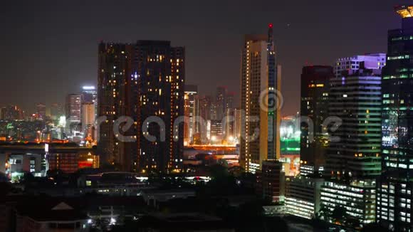商业大厦高速公路上的城市空间夜间交通在时间流逝视频的预览图