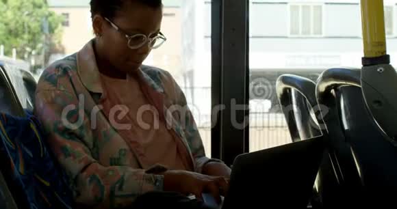 高级夫妻在乘坐4k公共汽车时相互交流视频的预览图
