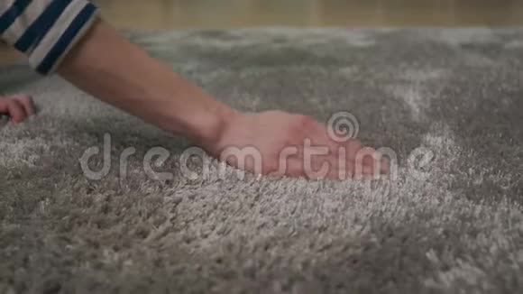 年轻女子正在家里打扫地毯视频的预览图