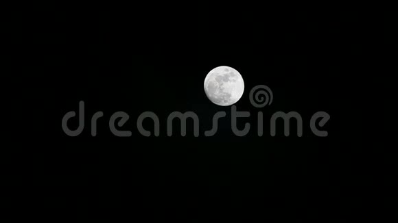 高清晰度1080p电影一架飞机在夜间满月飞行1920x1080高清视频的预览图