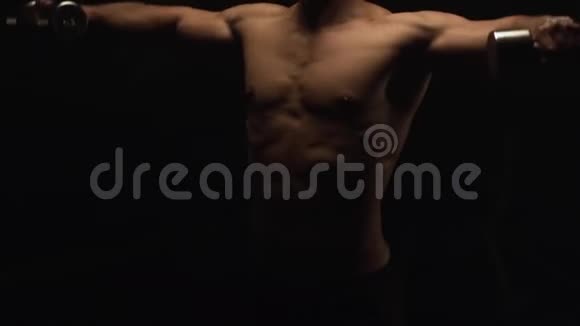 白人男性健美运动员在健身房锻炼体重视频的预览图