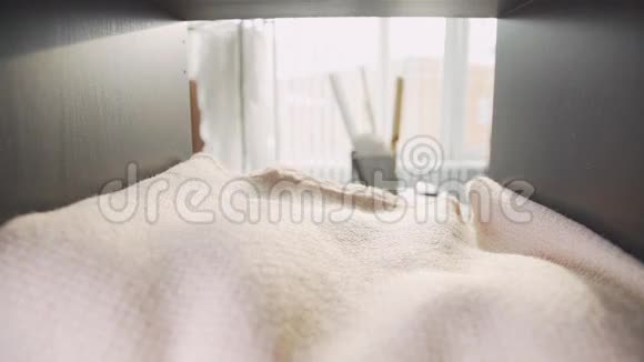 内景年轻女裁缝从柜子里拿出想要的纸巾视频的预览图
