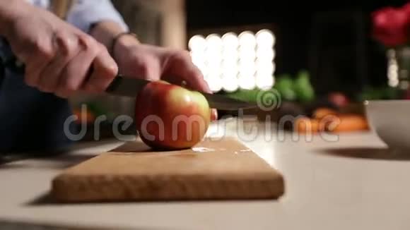 一个拿刀切苹果的女人视频的预览图