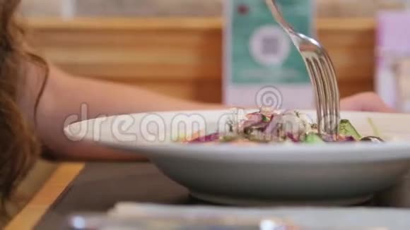 女人用叉子吃沙拉视频的预览图