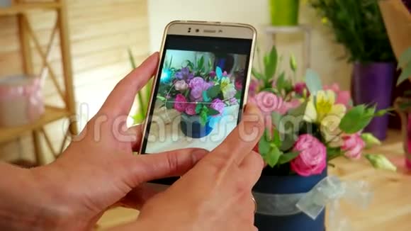 花束花店图片手机照片玫瑰花及其他植物的时尚花安排精品店视频的预览图